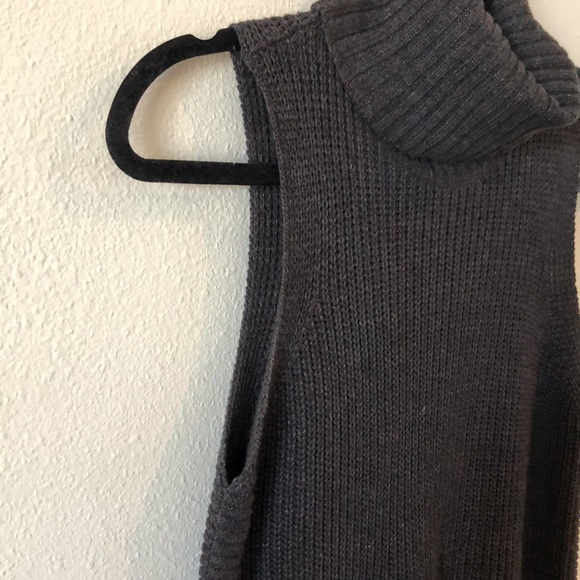 Sleeveless Sweater - Picture 2 of 6